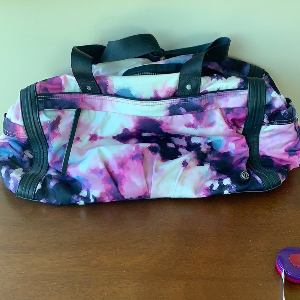 Used lululemon gym back with yoga mat straps.